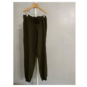 Lululemon On the Fly Jogger Dark Olive size 2 Used